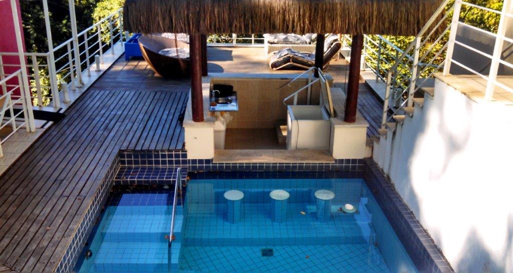 Bar ao lado da Piscina com cadeiras submersas para desfrutar um bom drink sem sair d’água (Divulgação / La Viagem)