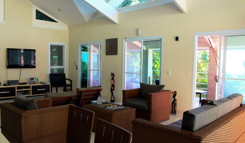 Sala de Estar para uma boa leitura ou descanso na Pousada Refúgio do Éden no Guarujá, litoral de São Paulo (Divulgação / La Viagem)