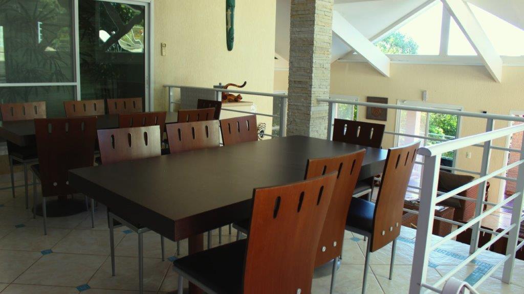 Lounge de Café da Manhã na Sala de Estar para uma boa leitura ou descanso na Pousada Refúgio do Éden no Guarujá, litoral de São Paulo (Divulgação / La Viagem)