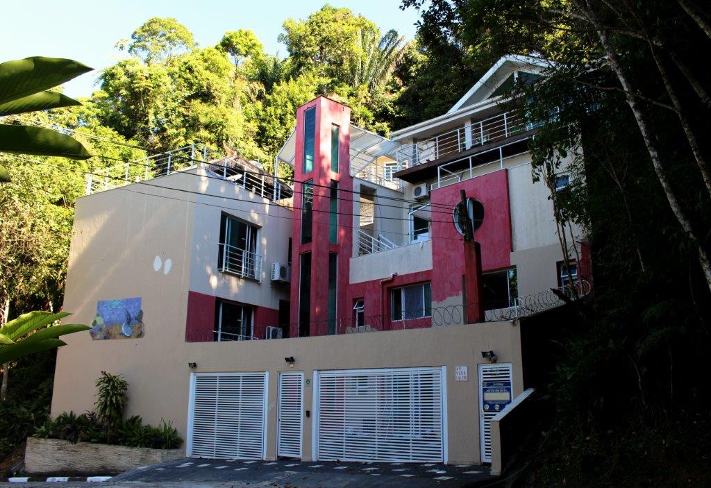 Faxada da Pousada Refúgio do Éden, localizada no Guarujá, litoral de São Paulo (Divulgação / La Viagem)