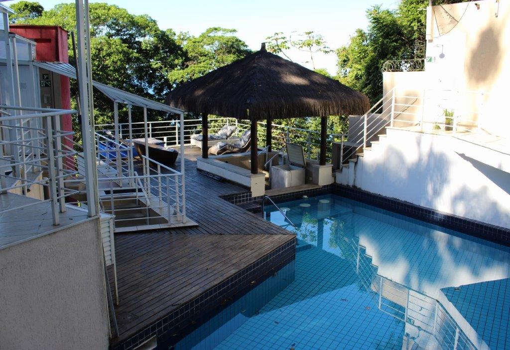 Piscina da Pousada Refúgio do Éden no Guarujá, litoral de São Paulo (Divulgação / La Viagem)