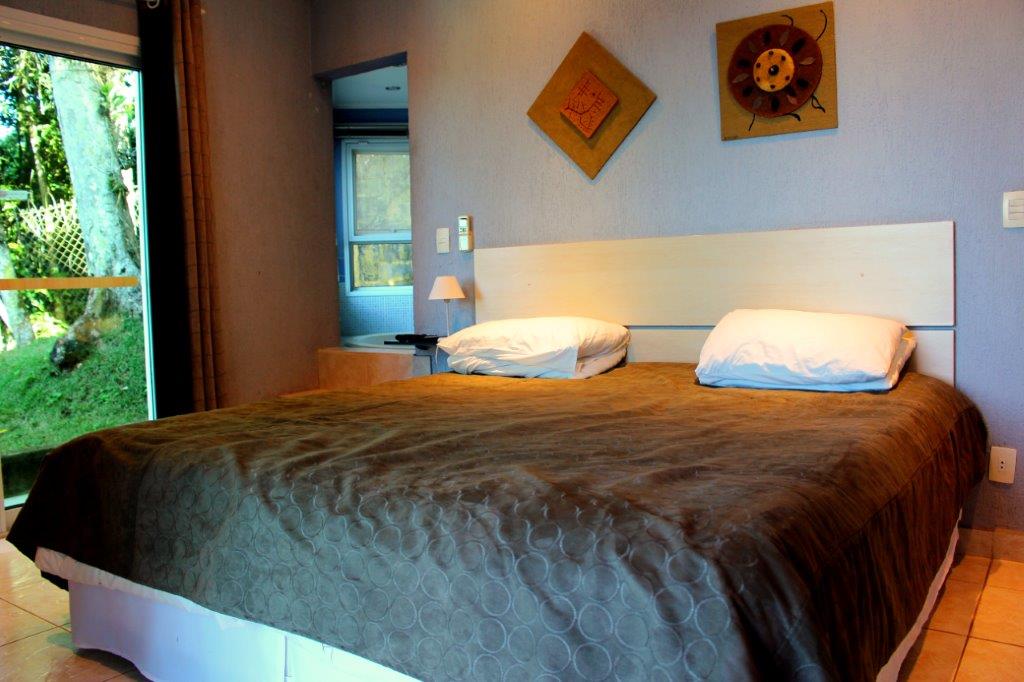 A suíte luxo da Pousada Refúgio do Éden, conta com hidromassagem e varanda com uma vista privilegiada para o mar (Divulgação / La Viagem)
