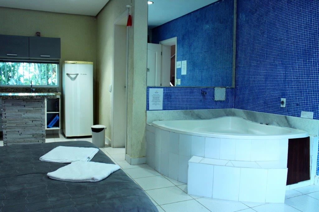 Hidromassagem da suíte Cayo Largo na Cama e Cozinha da suíte Cayo Largo na Pousada Refúgio do Éden no Guarujá, litoral de São Paulo (Divulgação / La Viagem)