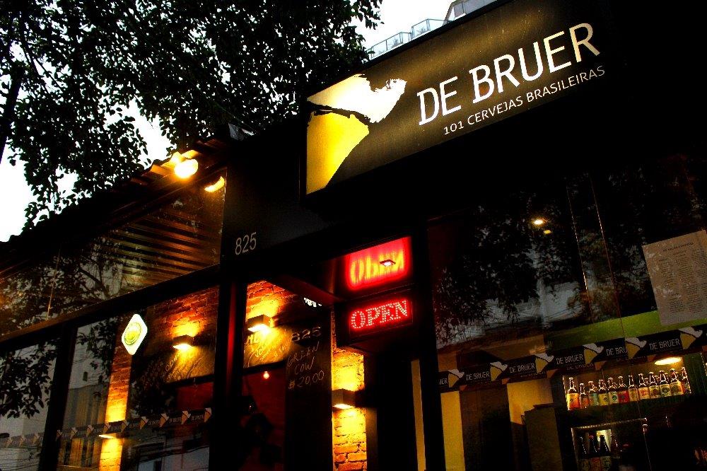 Fachada do De Bruer Bar, visite e saboreie o melhor da cerveja artesanal e culinária caseira (Foto: La Viagem)