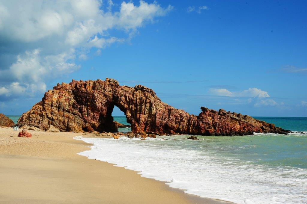 Jericoacoara está entre as dez praias mais bonitas do planeta e, apesar de sua fama correr o mundo, o ritmo de vida na antiga vila de pescadores continua o mesmo (Divulgação)