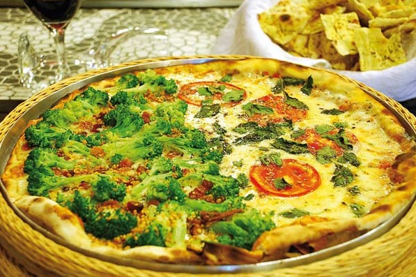 No Restaurante Copacabana, a massa é bem fina e crocante e o recheio muito saboroso e leve. (Divulgação / Restaurante Copacabana)
