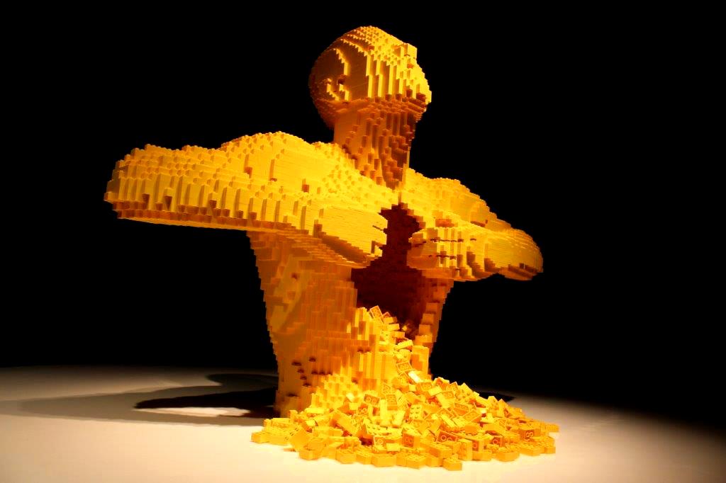Escultura de Nathan Sawaya, na exposição A Arte de Criar com LEGO, no Parque Ibirapuera, em São Paulo. (Divulgação / La Viagem)