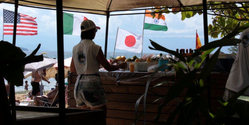 Quiosques e restaurantes são servios disponíveis na Praia do Sino no Norte de Ilhabela. (Foto: La Viagem)