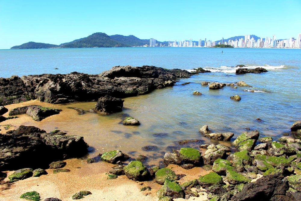 O caminho até a Praia do Buraco é repleto de paisagem (Foto: La Viagem)