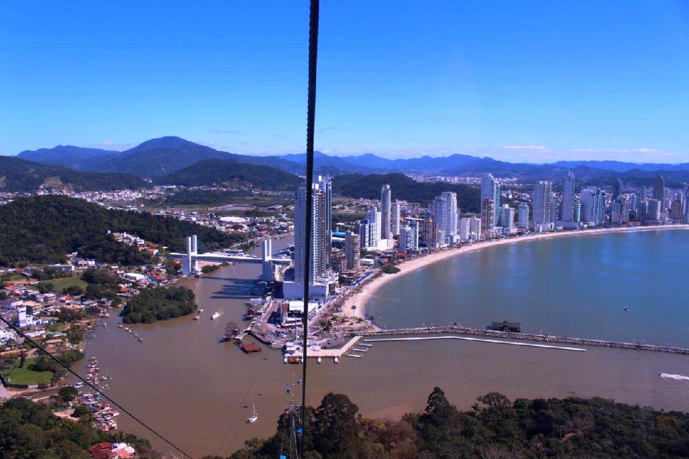 Vista do bondinho no Parque Unipraias na Barra sul, na cidade de Balneário Camboriú em Santa Catarina. (Foto: La Viagem)