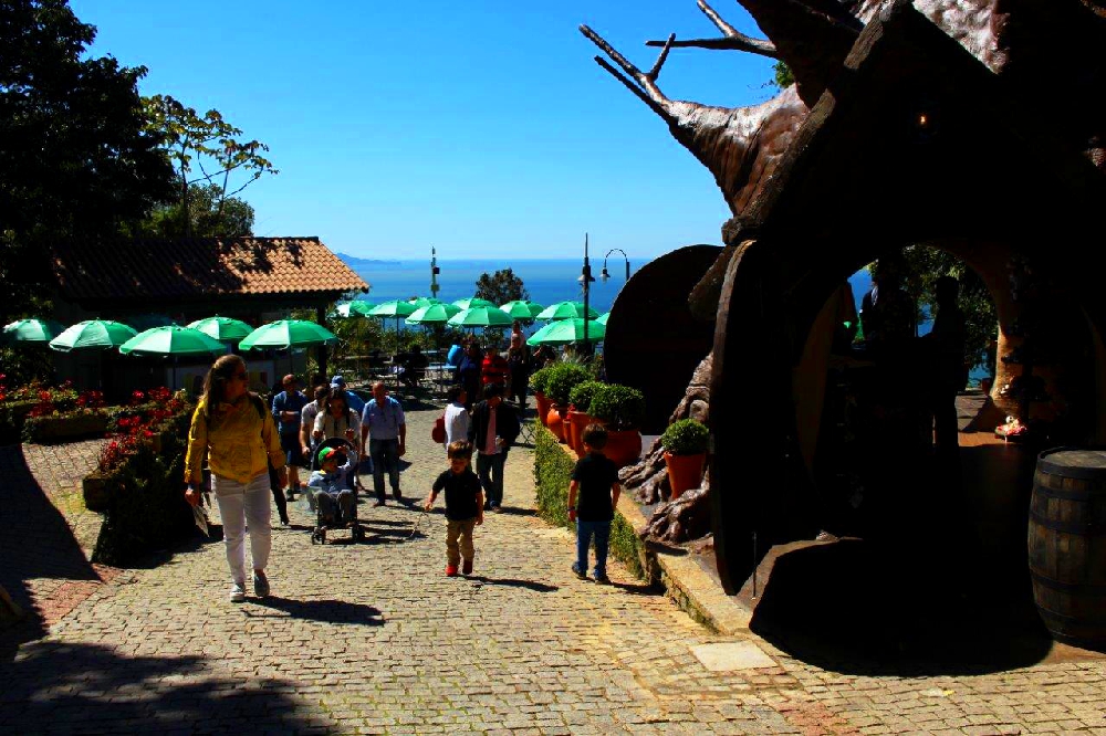 O Parque Unipraias conta com uma estrutura com lojas, restaurantes, lanchonetes, lojas e brinquedos (Foto: La Viagem)