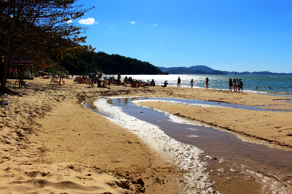 A Praia das Laranjeiras é um destino obrigatório em sua visita a Balneário Camboriú, em Santa Catarina (Foto: La Viagem)