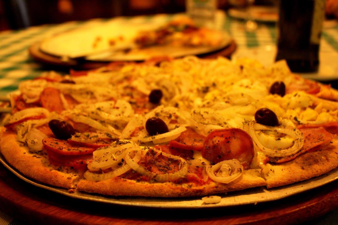 Pizza de calabresa e metade portuguesa na Pizzaria Papparella (Foto: La Viagem)