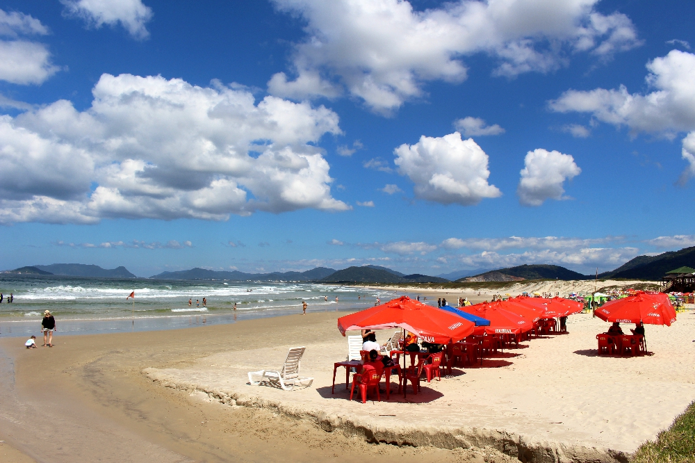 Lojas de artesanatos e restaurantes a beira-mar são atrativos da Praia da Joaquina na cidade de Florianópolis, Santa Catarina (Foto: La Viagem)