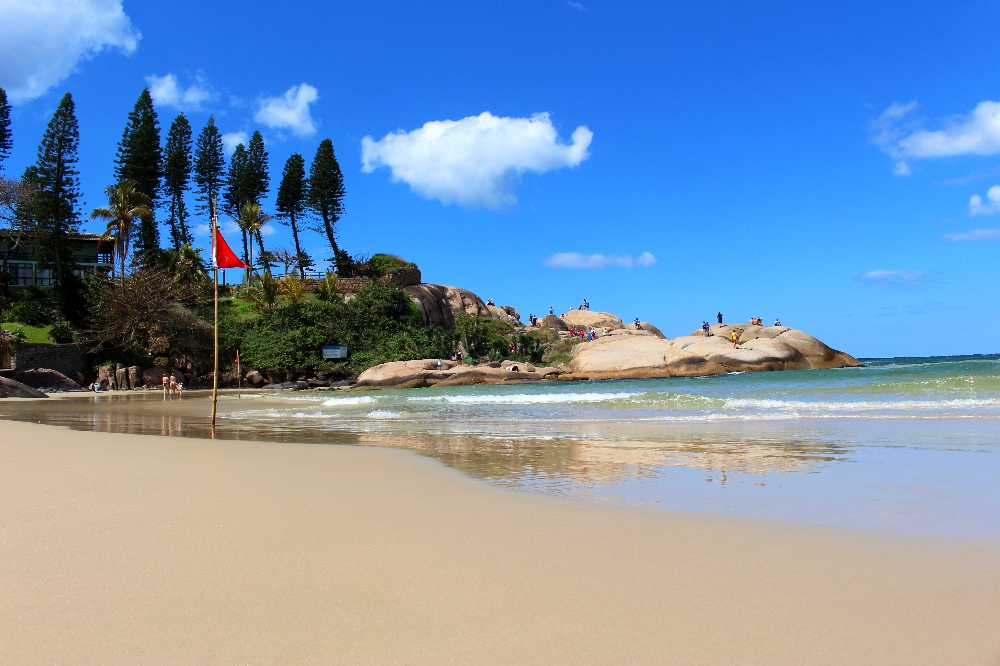 A Praia da Joaquina em Florianópolis, é perfeita para a prática de surf e também passar o dia em família (Foto: La Viagem)