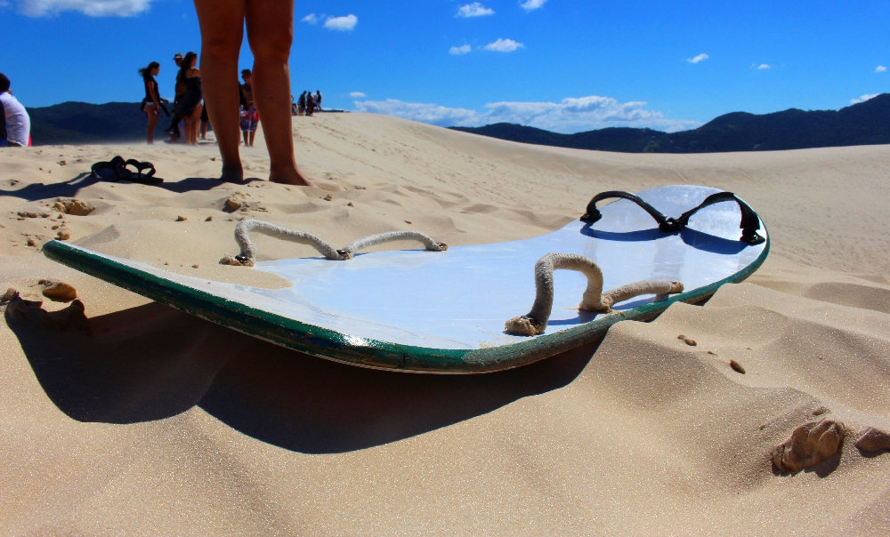 Sandboard é um dos esportes mais praticados nas dunas de Florianópolis em Santa Catarina (Foto: La Viagem)