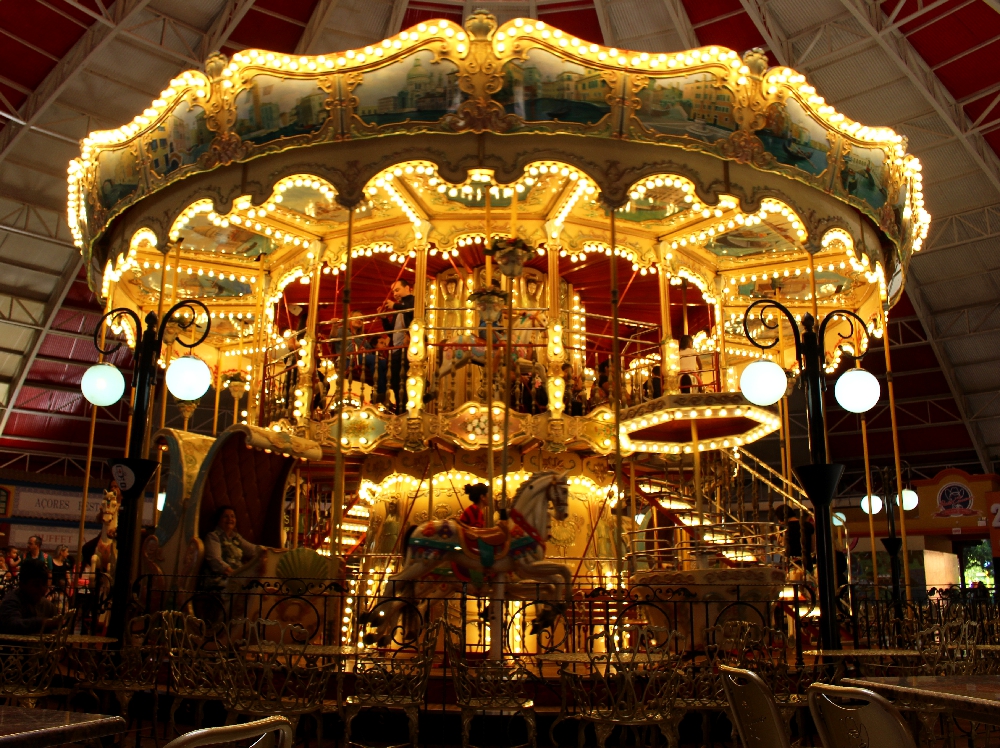Carrossel Veneziano no meio da praça de alimentação do parque Beto Carrero World, é outra atração que torna o espaço ainda mais especial. (Foto: La Viagem)
