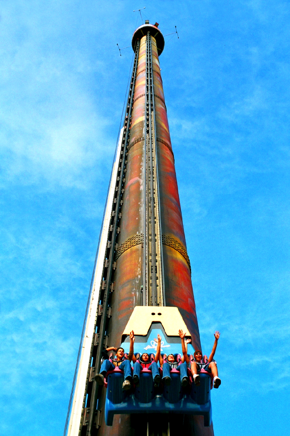 Big Tower:  em100 metros de estrutura de torre, os visitantes encaram uma queda de 80 metros, a uma velocidade de 120km/h.