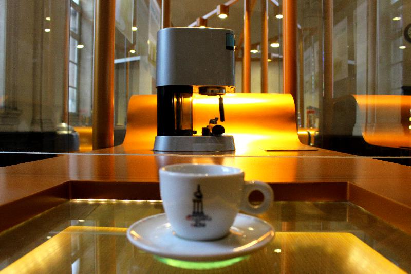 Xícara e cafeteira no Museu do Café, na cidade de Santos, litoral de São Paulo (Foto: La Viagem)