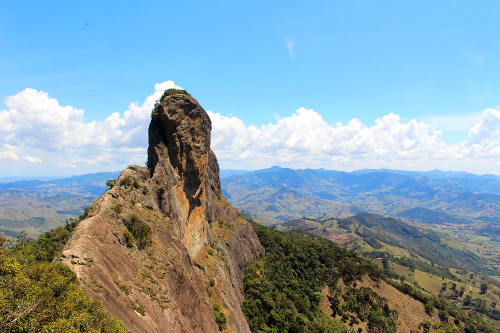 A vista da Pedra do Baú e Bauzinho, é uma das mais belas do Sul de Minas Gerais (Foto: La Viagem)