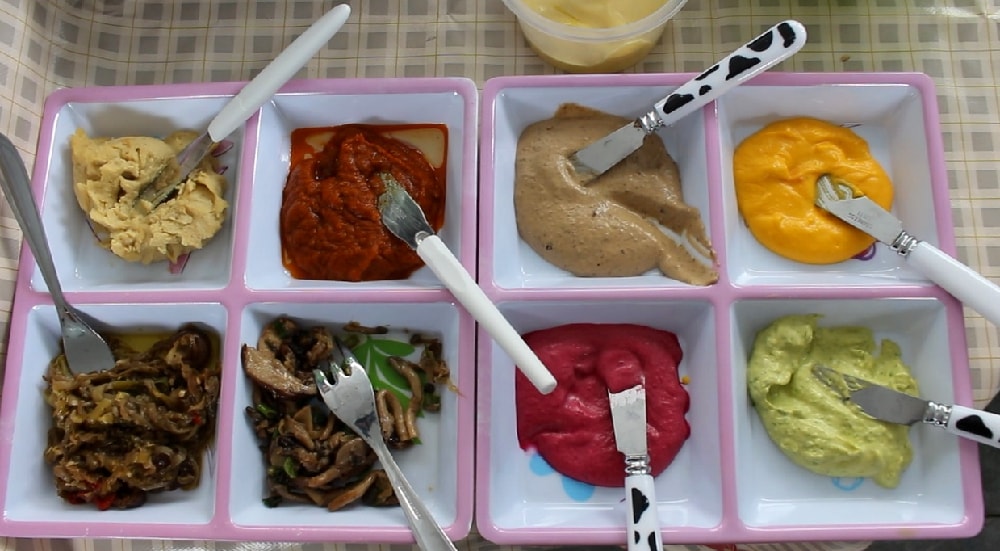 Molhos preparados com ervas e especiárias no Caiçara Vegan Fest realizado na cidade de Santos, litoral de São Paulo (Foto: La Viagem)