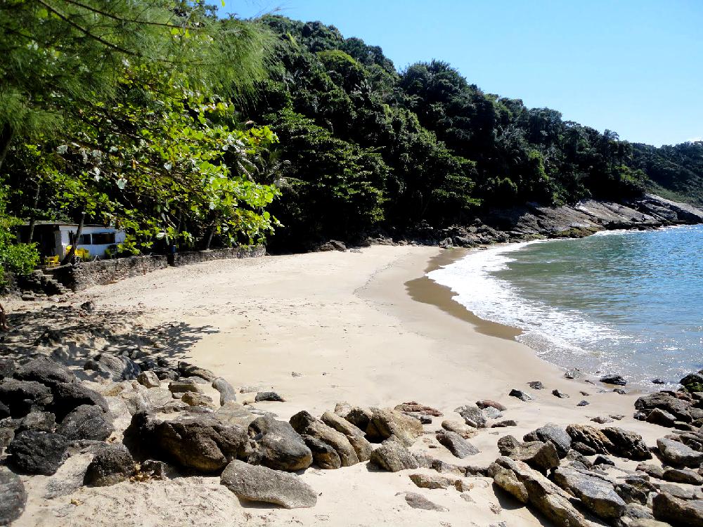 A praia do Éden é rodeada de vegetação nativa, uma linda paisagem no Guarujá, litoral de São Paulo. (Divulgação)