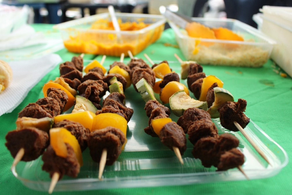 Churrasquinho vegano no Caiçara Vegan Fest, na cidade de Santos, litoral de São Paulo (Foto: La Viagem)
