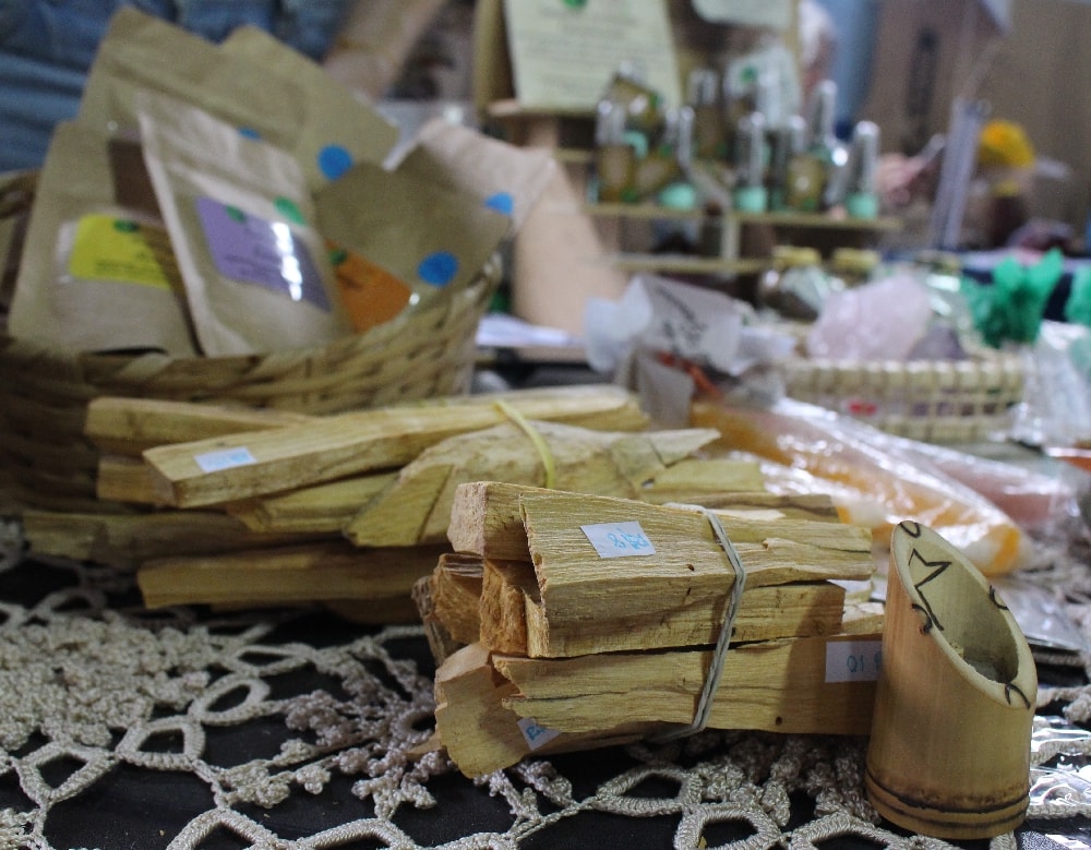 Incenso de Palo Santo: uma madeira aromática natural muito rara, utilizada ancestralmente pelo xamanismo inca e encontrado no Caiçara Vegan Fest realizado na cidade de Santos, litoral de São Paulo (Foto: La Viagem)