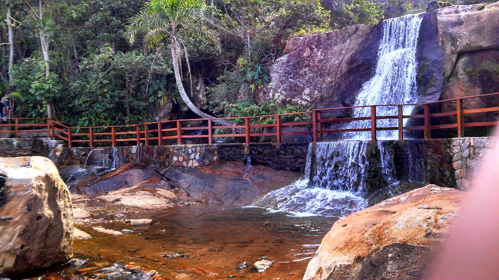 A cachoeira do Iporanga deságua junto ao mar, onde é possível tomar um banho de água doce e água salgada ao mesmo tempo. (Foto: La Viagem)