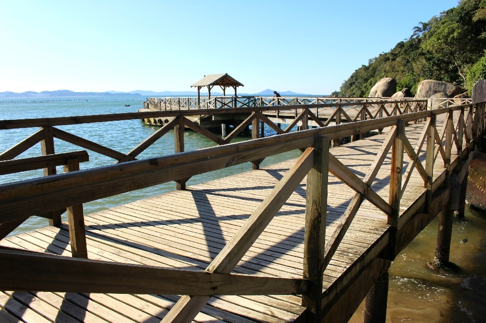 Pier localizado na praia das Laranjeiras de onde sai o passeio de escuna em Balneário Camboriú, Santa Catarina. (Foto: La Viagem)