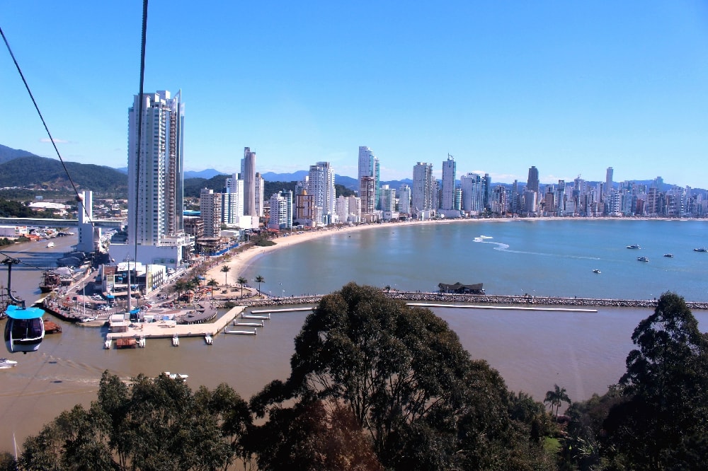 Vista da estação Barra Sul até a estação Mata Atlântica no Parque Unipraias em Baneário, Santa Catarina. (Foto: La Viagem)