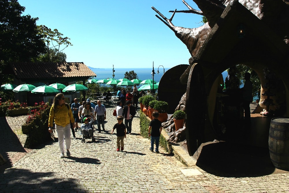 Na estação Mata Atlântica você encontrará lojas de souvenir, lanchonetes e outras atividas que o Parque Unipraias oferece. (Foto: La Viagem)
