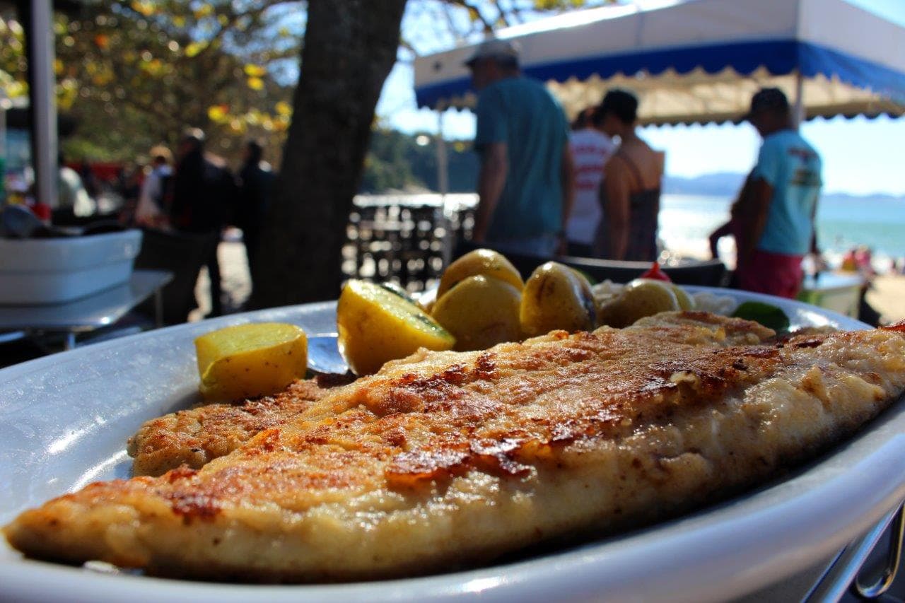 São várias as opções gastronômicas que você encontra na praia das Laranjeiras em Balneário Camboriú, Santa Catarina. (Foto: La Viagem)
