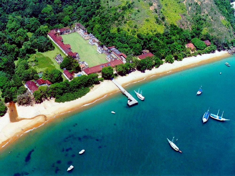 Vista aérea da Praia do Presídio, situada na cidade de Ubatuba, litoral de São Paulo (Reprodução / Internet)