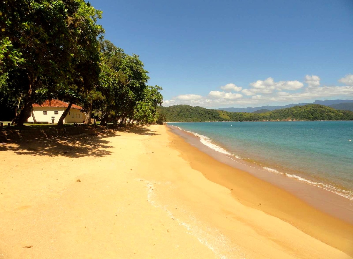 Faixa de areia da Praia do Presídio com água cristalina, situada na cidade de Ubatuba, litoral de São Paulo (Reprodução / Internet)