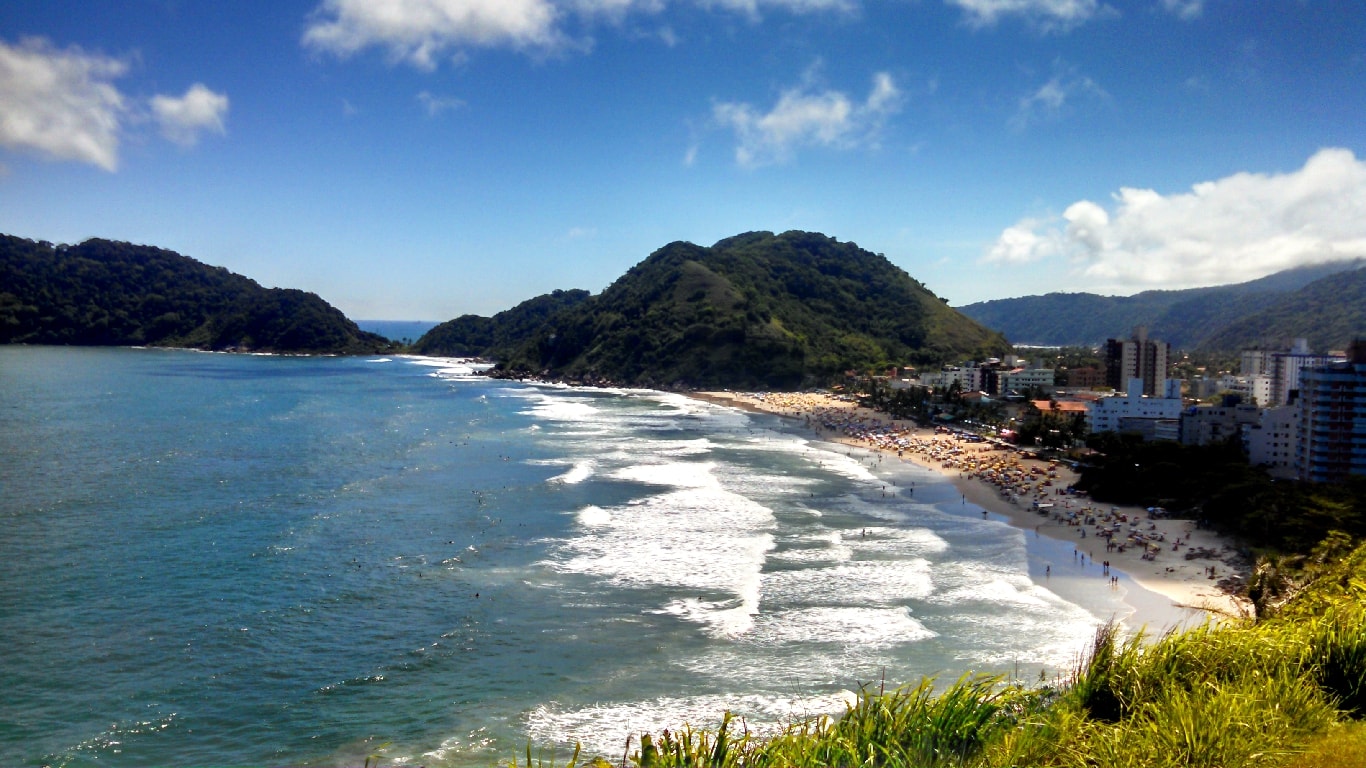A apenas três quadras da Pousada da Ju, a praia do Tombo, é um dos atrativos para aproveitar sua estadia no Guarujá, litoral de São Paulo. (Foto: La Viagem / IPA Produções)