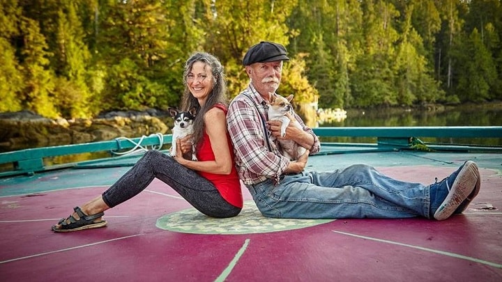 Wayne Adams e Catherine King decidiram há 24 anos, “largar” tudo e ter uma vida altamente sustentável. (Foto: Divulgação / Freedom Cove)
