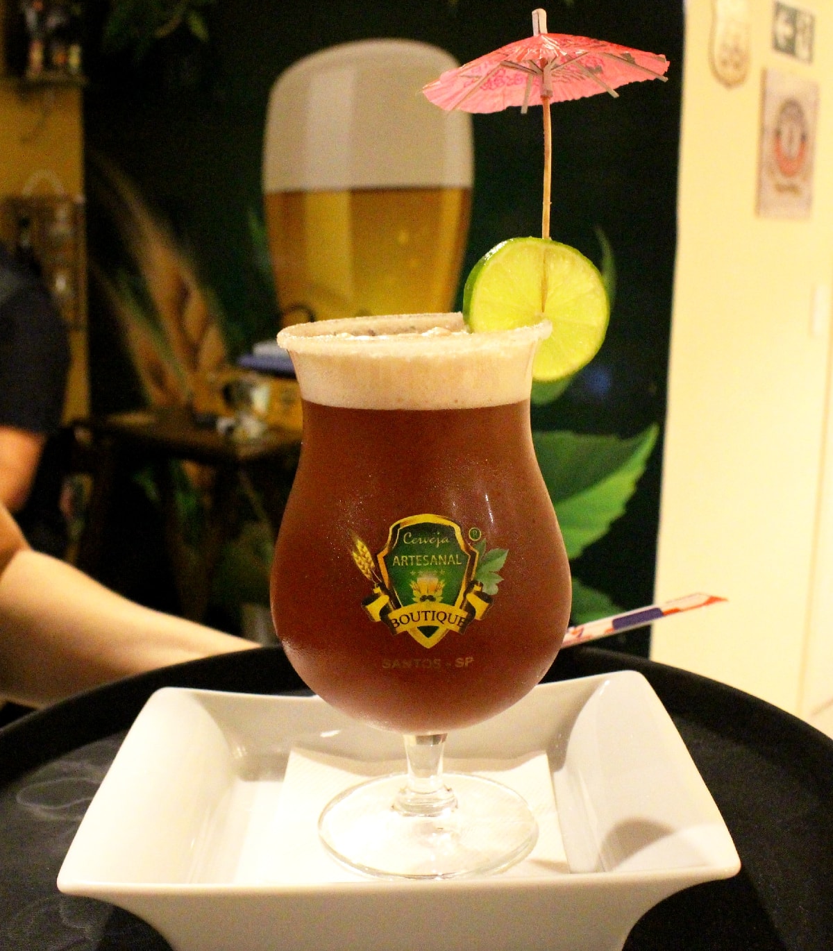 A caipirinha de cerveja é um dos drinks mais pedidos e curiosos da Cervejaria Artesanal Boutique, na cidade de Santos, litoral de São Paulo. (Foto: La Viagem)