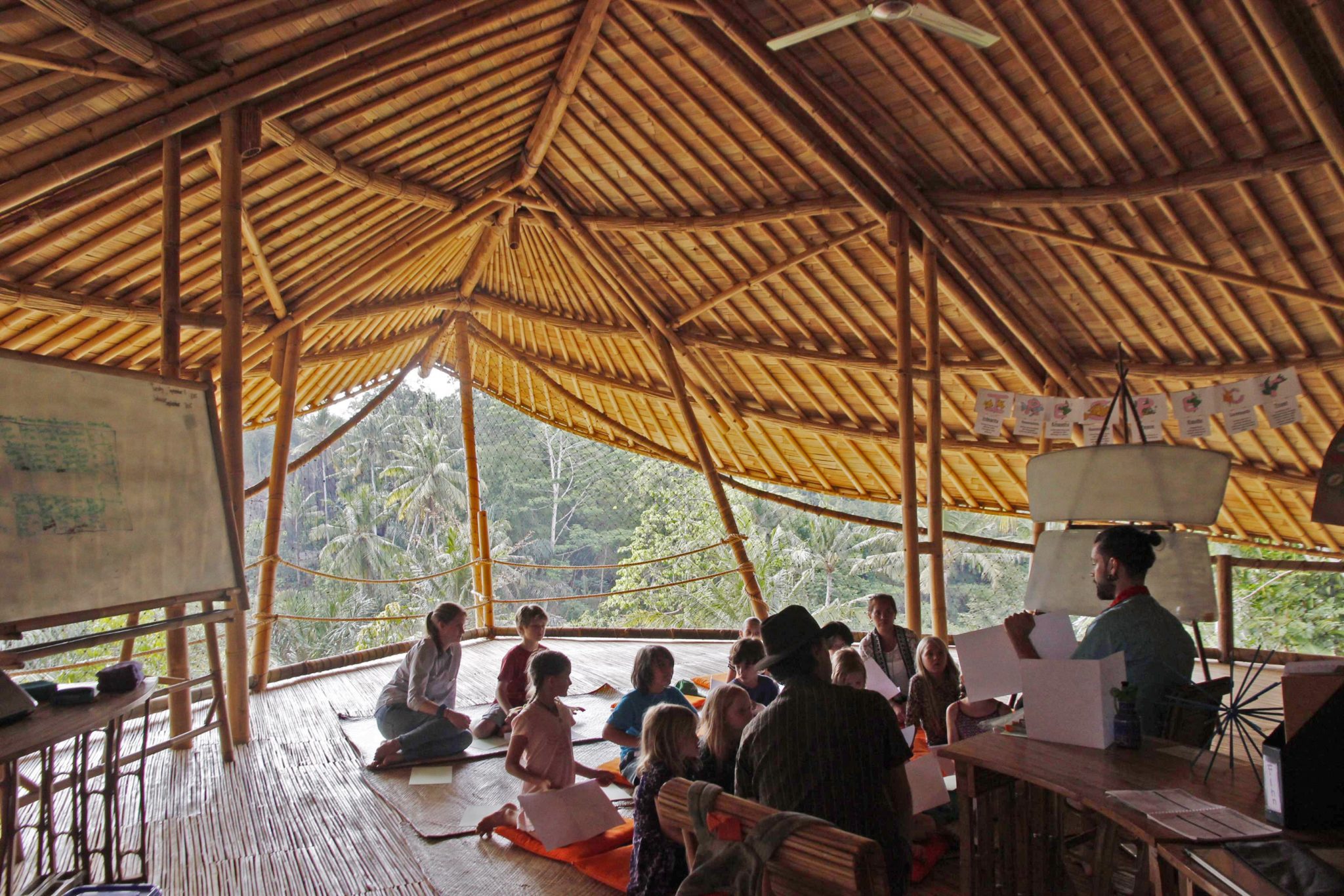 Na Green School, os professores têm independência de ensinar o conteúdo de forma mais livre, sendo que alguns não utilizam de testes para provar a inteligência dos alunos. (Divulgação / Green School)