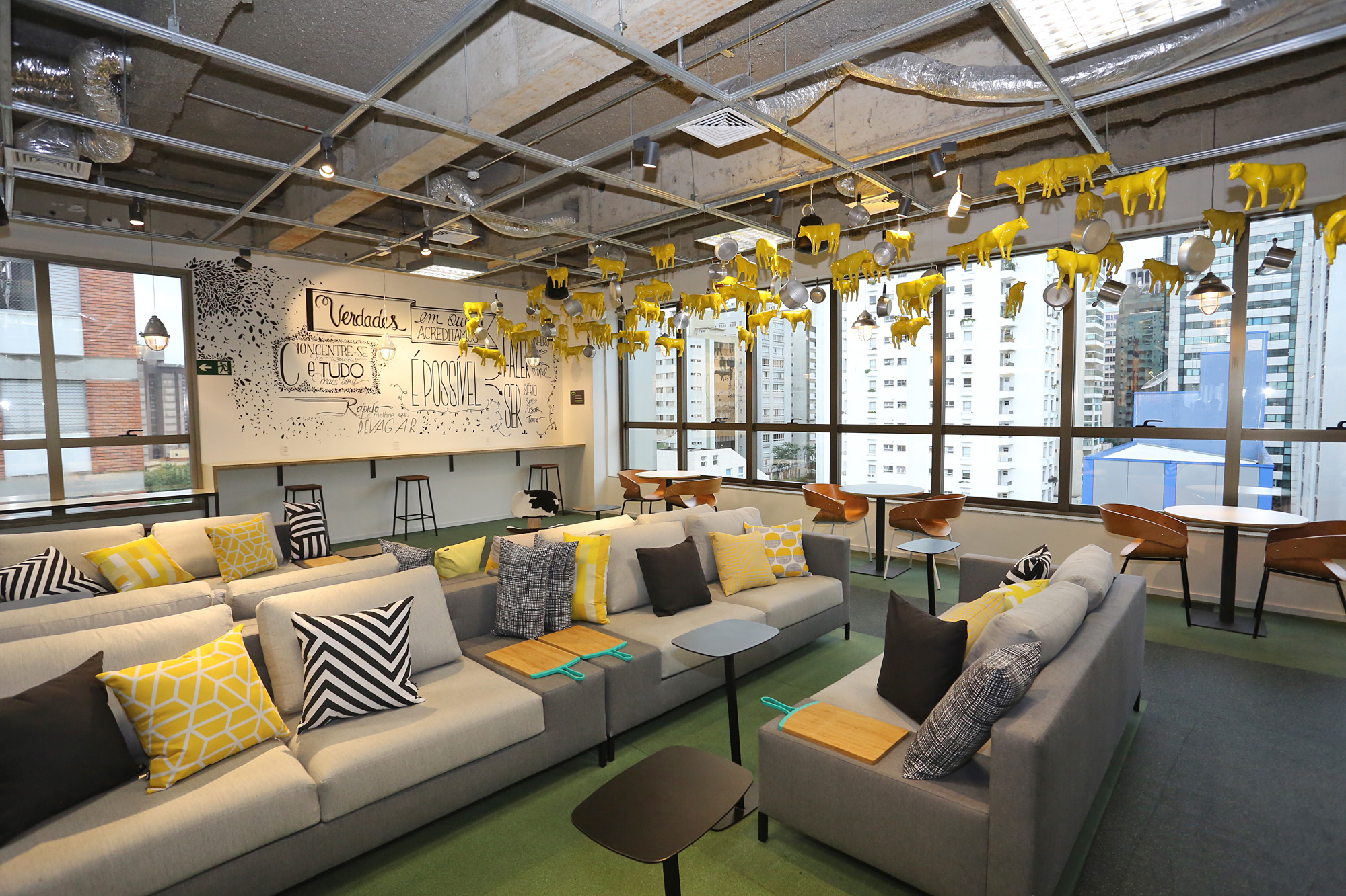 Espaço para os colaboradores poderem trabalhar no sofá. A decoração e as frases inspiradoras fazem uma bela decoração. (Divulgação/Internet)