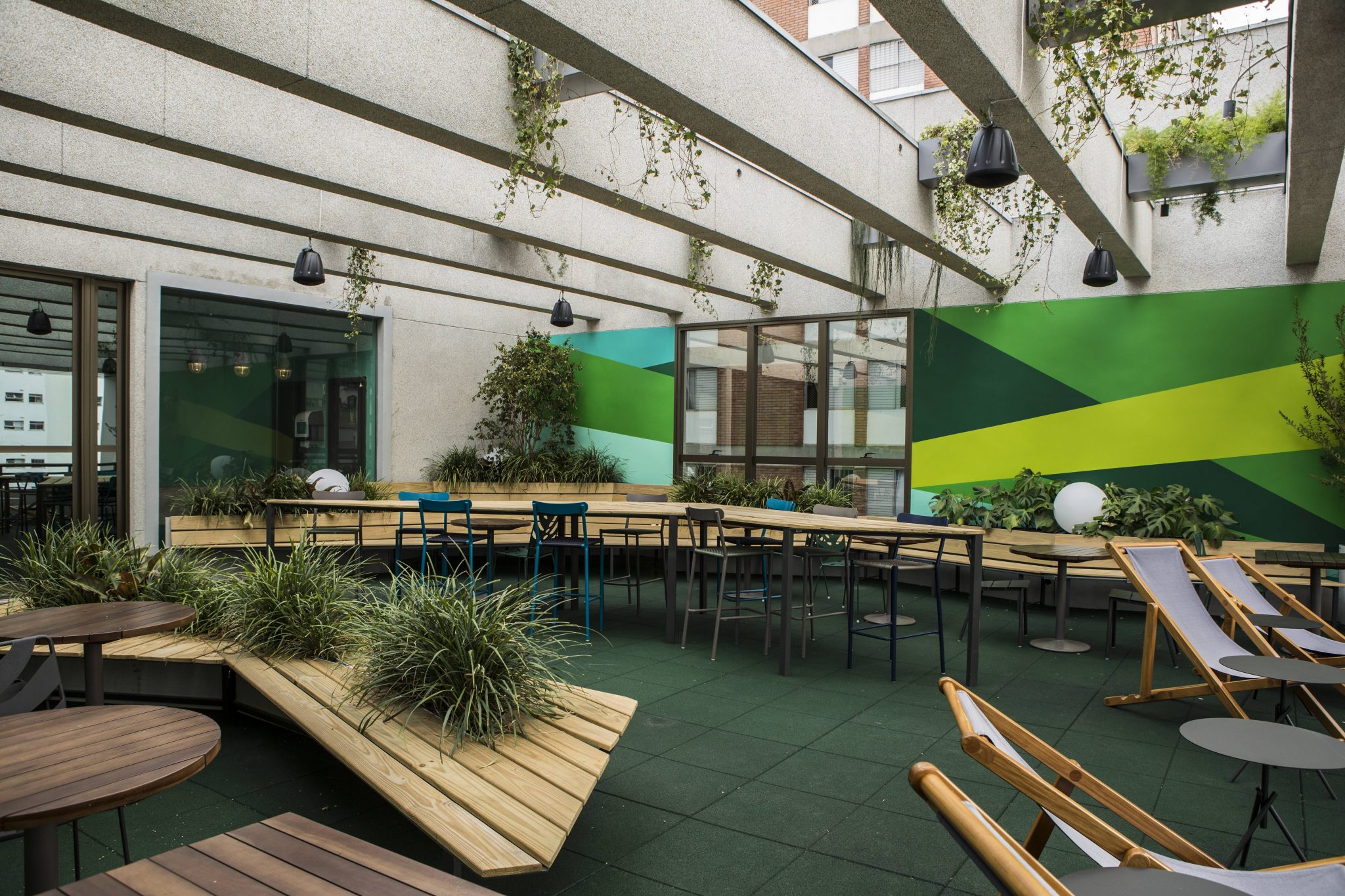 Terraço do Google Campus São Paulo para quem gosta de trabalhar ao ar livre com conforto. (Divulgação/Internet)
