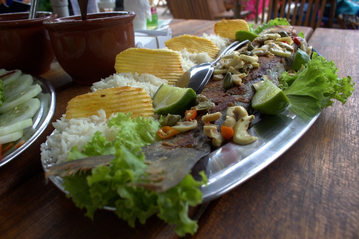 Nós recomendamos a Anchova com Champignons no Quiosque do Alemão na praia dos Castelhanos em Ilhabela. (Foto: La Viagem)
