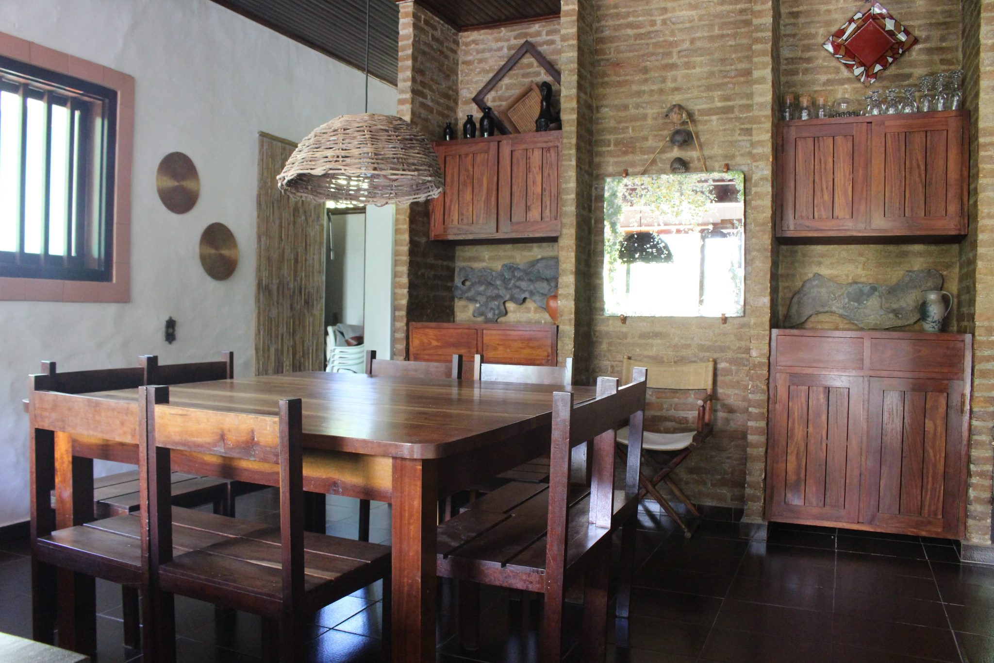 Sala de jantar perto à cozinha da casa. Ambiente acolhedor para família e amigos (Divulgação/La Viagem)