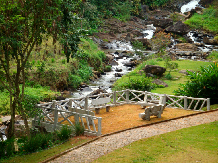 Paisagem do Parque Urbano da Cachoeira da Gruta na cidade de Cristina, em Minas Gerais. (Divulgação/Internet)