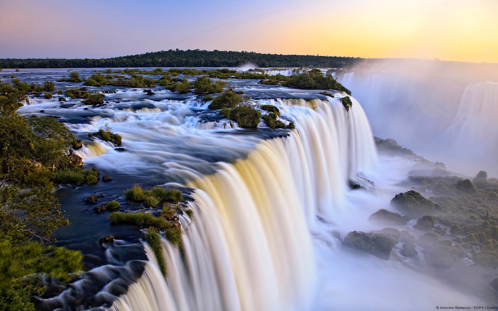 Cataratas do Iguaçu, na cidade de Foz de Iguaçú, no Paraná. As cataratas reunem turistas de toda a parte do mundo. (Divulgação / Internet)