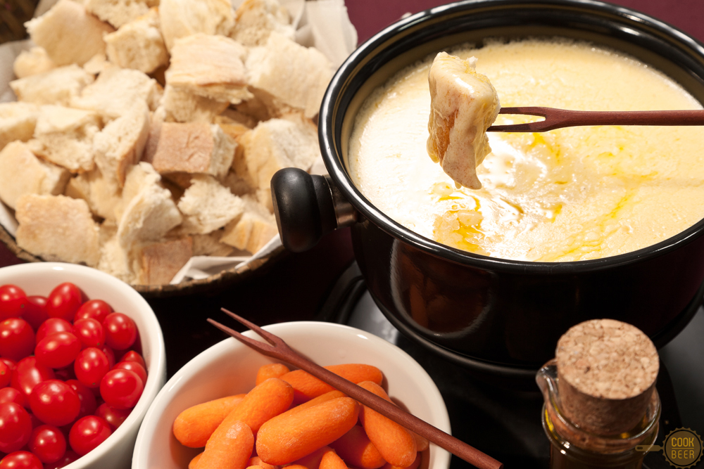 Fondue de Queijo e acompanhamentos. Esse delicioso prato foi criado na Suíça. (Divulgação/Internet)