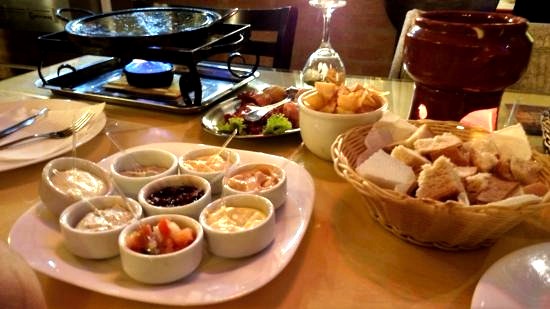 Acompanhamentos e molhos variados para o rodízio de queijo do Rancho da Picanha, em Monte Verde, Minas Gerais (Divulgação/Internet)