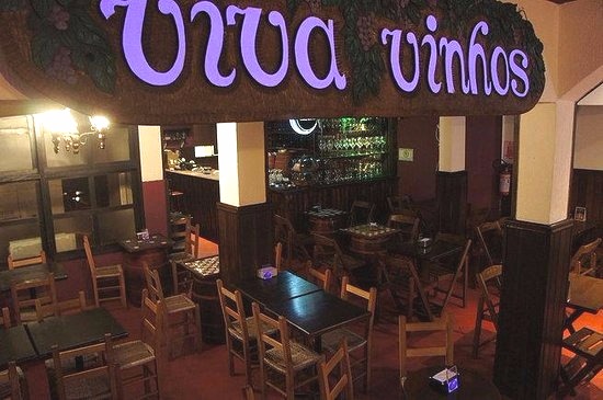 Interior do Restaurante Viva Vinhos, na cidade de Santos, litoral de São Paulo. Ambiente intimista para encontros entre amigos e casais. (Divulgação/Internet)