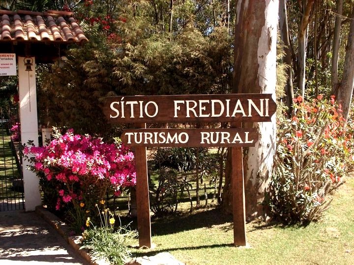 Entrada charmosa do Sítio Frediani, em Vinhedo, São Paulo. (Divulgação/Internet)