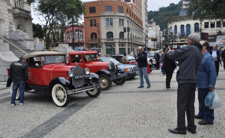 Exposição de carros antigos realizado na Praça Mauá, na cidade de Santos. (Divulgação/Internet)